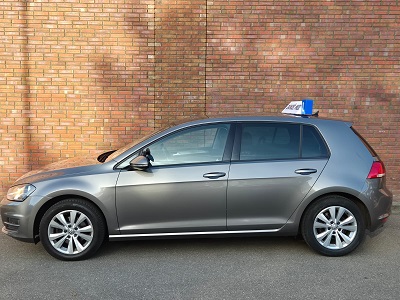 Lesauto van rijschool Daniël Mol in Enschede